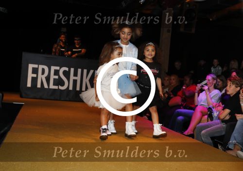 Amsterdam 26 maart 2017
Modeshow freshkids in the harbour club . kinderen en vrouwen van diverse voetballers liepen mee. dochters Eljero Elia