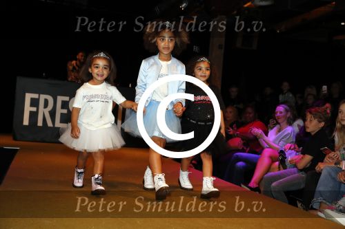 Amsterdam 26 maart 2017
Modeshow freshkids in the harbour club . kinderen en vrouwen van diverse voetballers liepen mee. dochters Eljero Elia