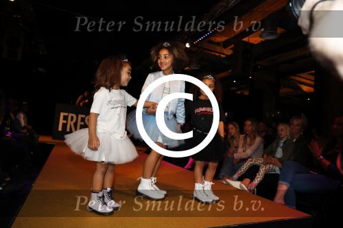 Amsterdam 26 maart 2017
Modeshow freshkids in the harbour club . kinderen en vrouwen van diverse voetballers liepen mee. dochters Eljero Elia