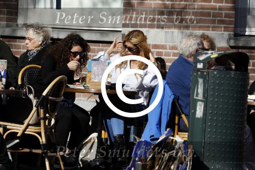 Amsterdam 25 maart 2017 
Estelle Cruijff met een vriendin op terras