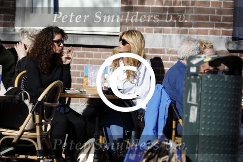 Amsterdam 25 maart 2017 
Estelle Cruijff met een vriendin op terras
