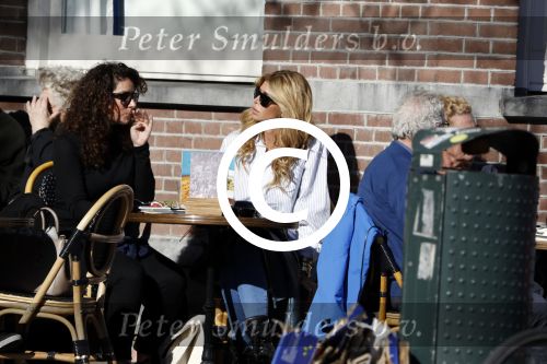 Amsterdam 25 maart 2017 
Estelle Cruijff met een vriendin op terras