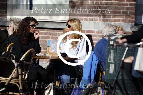 Amsterdam 25 maart 2017 
Estelle Cruijff met een vriendin op terras
