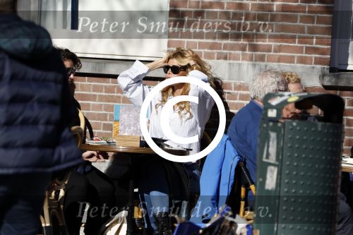 Amsterdam 25 maart 2017 
Estelle Cruijff met een vriendin op terras