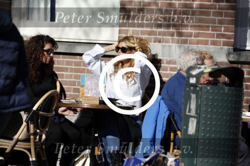 Amsterdam 25 maart 2017 
Estelle Cruijff met een vriendin op terras