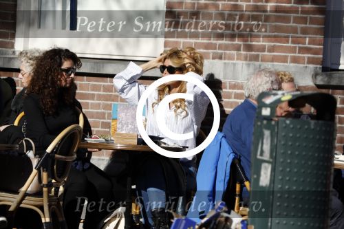 Amsterdam 25 maart 2017 
Estelle Cruijff met een vriendin op terras