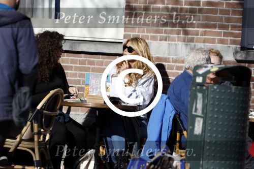 Amsterdam 25 maart 2017 
Estelle Cruijff met een vriendin op terras