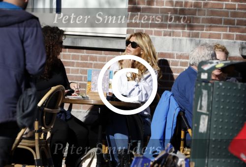 Amsterdam 25 maart 2017 
Estelle Cruijff met een vriendin op terras