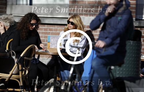 Amsterdam 25 maart 2017 
Estelle Cruijff met een vriendin op terras