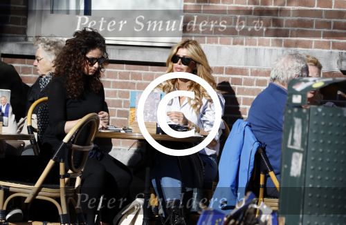 Amsterdam 25 maart 2017 
Estelle Cruijff met een vriendin op terras