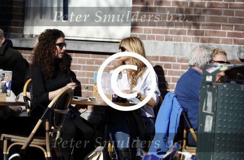 Amsterdam 25 maart 2017 
Estelle Cruijff met een vriendin op terras