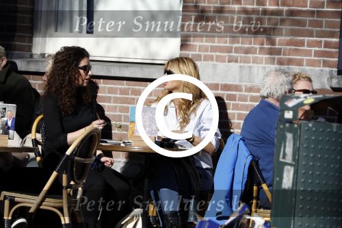 Amsterdam 25 maart 2017 
Estelle Cruijff met een vriendin op terras