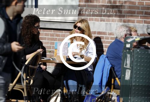 Amsterdam 25 maart 2017 
Estelle Cruijff met een vriendin op terras