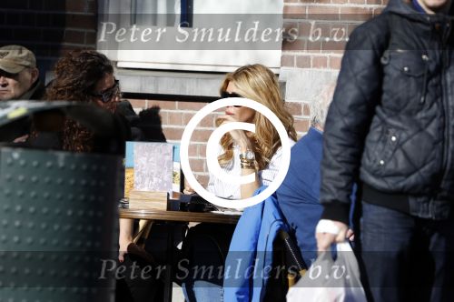 Amsterdam 25 maart 2017 
Estelle Cruijff met een vriendin op terras