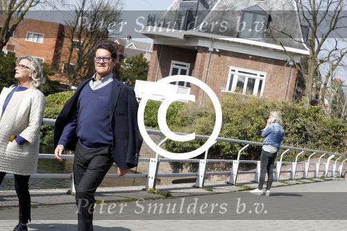 Amsterdam 28 maart 2017  
Oud bondscoach van Engeland en voetbalcoach van oa Ac Milan Fabio Capello met zijn vrouw wandelend in amsterdam zuid.
