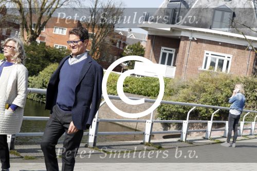 Amsterdam 28 maart 2017  
Oud bondscoach van Engeland en voetbalcoach van oa Ac Milan Fabio Capello met zijn vrouw wandelend in amsterdam zuid.