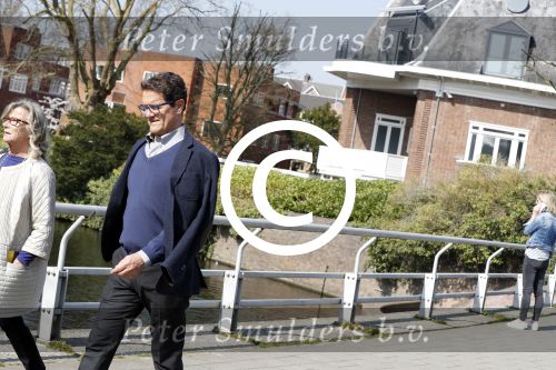 Amsterdam 28 maart 2017  
Oud bondscoach van Engeland en voetbalcoach van oa Ac Milan Fabio Capello met zijn vrouw wandelend in amsterdam zuid.