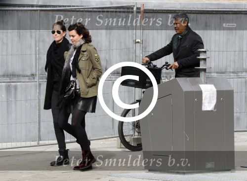 Amsterdam 13 maart 2017  
Frank Rijkaard met zijn vrouw Stephanie en een vriendin op straat in amsterdam zuid