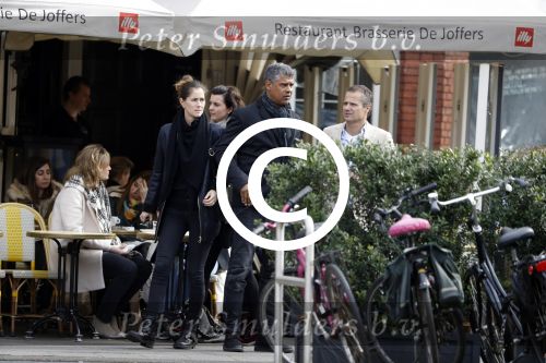 Amsterdam 13 maart 2017  
Frank Rijkaard met zijn vrouw Stephanie en een vriendin op straat in amsterdam zuid
