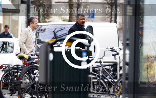 Amsterdam 13 maart 2017  
Frank Rijkaard met zijn vrouw Stephanie en een vriendin op straat in amsterdam zuid
