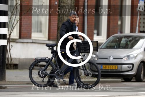 Amsterdam 13 maart 2017  
Frank Rijkaard met zijn vrouw Stephanie en een vriendin op straat in amsterdam zuid