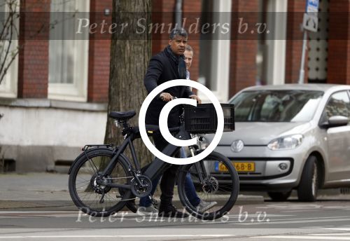Amsterdam 13 maart 2017  
Frank Rijkaard met zijn vrouw Stephanie en een vriendin op straat in amsterdam zuid
