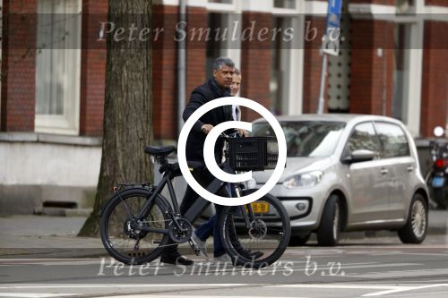 Amsterdam 13 maart 2017  
Frank Rijkaard met zijn vrouw Stephanie en een vriendin op straat in amsterdam zuid