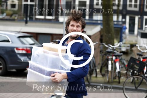 Amsterdam 19 maart 2017 
Freek v Noortwijk heeft een nieuw broodje kebap ontwikkeld . Zijn verloofde/vriendin Katja Schuurman kwam gezellig langs op de fiets.