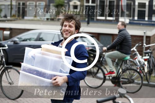 Amsterdam 19 maart 2017 
Freek v Noortwijk heeft een nieuw broodje kebap ontwikkeld . Zijn verloofde/vriendin Katja Schuurman kwam gezellig langs op de fiets.