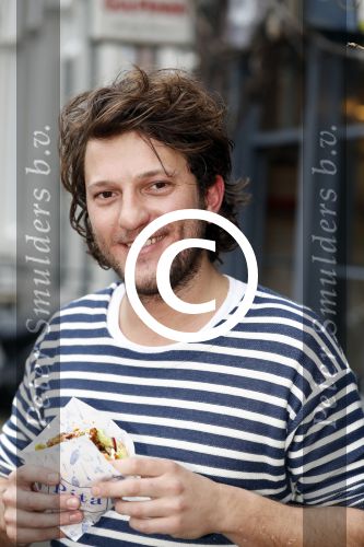 Amsterdam 19 maart 2017 
Freek v Noortwijk heeft een nieuw broodje kebap ontwikkeld . Zijn verloofde/vriendin Katja Schuurman kwam gezellig langs op de fiets.