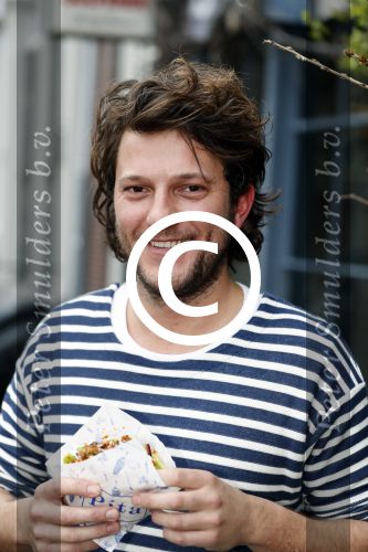 Amsterdam 19 maart 2017 
Freek v Noortwijk heeft een nieuw broodje kebap ontwikkeld . Zijn verloofde/vriendin Katja Schuurman kwam gezellig langs op de fiets.