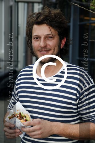 Amsterdam 19 maart 2017 
Freek v Noortwijk heeft een nieuw broodje kebap ontwikkeld . Zijn verloofde/vriendin Katja Schuurman kwam gezellig langs op de fiets.