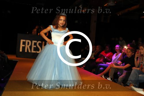 Amsterdam 26 maart 2017
Modeshow freshkids in the harbour club . kinderen en vrouwen van diverse voetballers liepen mee.