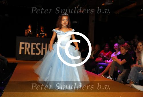 Amsterdam 26 maart 2017
Modeshow freshkids in the harbour club . kinderen en vrouwen van diverse voetballers liepen mee.