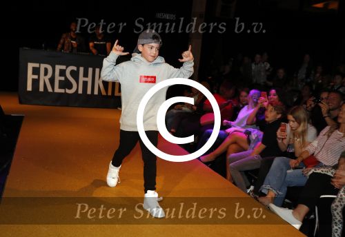 Amsterdam 26 maart 2017
Modeshow freshkids in the harbour club . kinderen en vrouwen van diverse voetballers liepen mee.