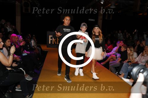 Amsterdam 26 maart 2017
Modeshow freshkids in the harbour club . kinderen en vrouwen van diverse voetballers liepen mee. Luc Castaignos keek trots naar zijn vrouw en kids
