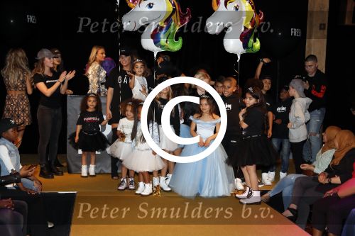 Amsterdam 26 maart 2017
Modeshow freshkids in the harbour club . kinderen en vrouwen van diverse voetballers liepen mee. Luc Castaignos keek trots naar zijn vrouw en kids