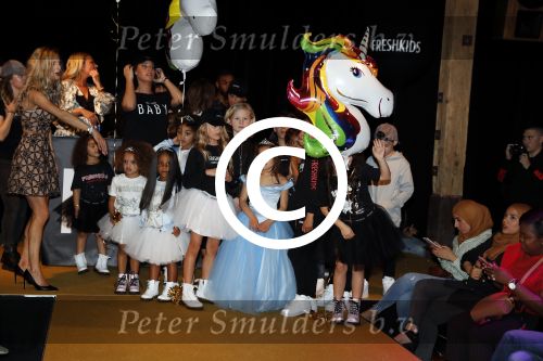 Amsterdam 26 maart 2017
Modeshow freshkids in the harbour club . kinderen en vrouwen van diverse voetballers liepen mee. Luc Castaignos keek trots naar zijn vrouw en kids