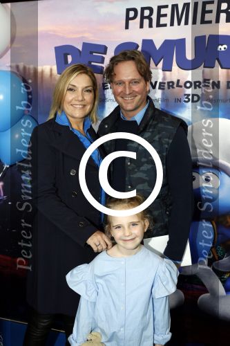Amsterdam 18 maart 2017 
premiere Smurfen in  Pathe Arena. Gallyon v Vessem met man en dochter