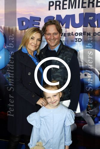 Amsterdam 18 maart 2017 
premiere Smurfen in  Pathe Arena. Gallyon v Vessem met man en dochter