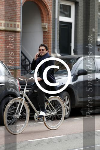 Amsterdam 10 maart 2017
Geza Weisz op zijn slippers op de fiets