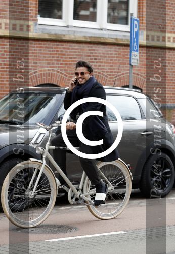Amsterdam 10 maart 2017
Geza Weisz op zijn slippers op de fiets