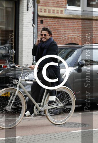 Amsterdam 10 maart 2017
Geza Weisz op zijn slippers op de fiets
