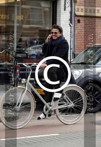 Amsterdam 10 maart 2017
Geza Weisz op zijn slippers op de fiets
