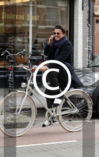 Amsterdam 10 maart 2017
Geza Weisz op zijn slippers op de fiets