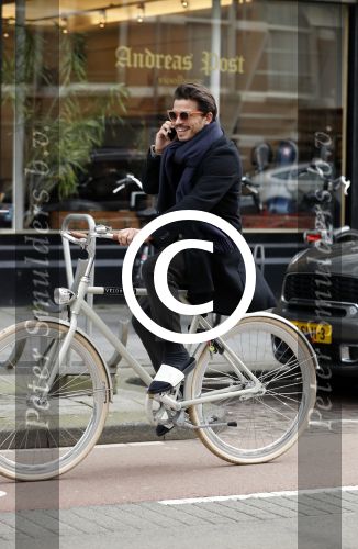Amsterdam 10 maart 2017
Geza Weisz op zijn slippers op de fiets
