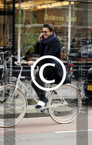 Amsterdam 10 maart 2017
Geza Weisz op zijn slippers op de fiets