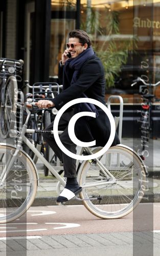 Amsterdam 10 maart 2017
Geza Weisz op zijn slippers op de fiets