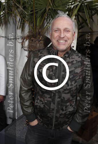 Rotterdam 22 maart 2017
Presentatie gay issue in Rotterdam. Gordon rijkt het eerste exemplaar uit.