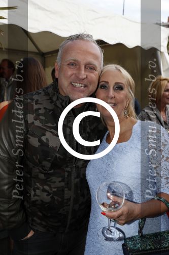Rotterdam 22 maart 2017
Presentatie gay issue in Rotterdam. Gordon rijkt het eerste exemplaar uit. Gordon met Brigitte Midavaine